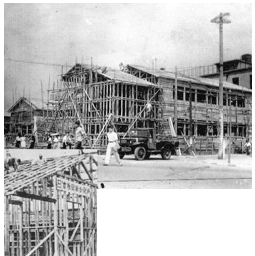 1949年 港区芝愛宕町に建築中の木造社屋